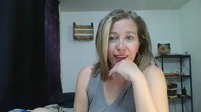 Snapshot of charlott_ponce chatting on December 26, 12:25 am charlott ponce online show from December 26, 12:25 am