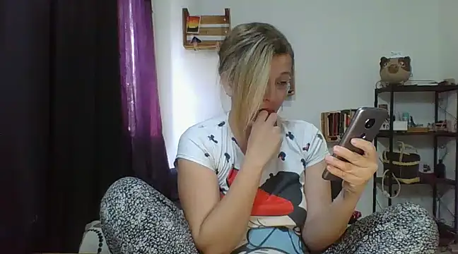 Snapshot of charlott_ponce chatting on January 23, 6:03 pm charlott ponce online show from January 23, 6:03 pm