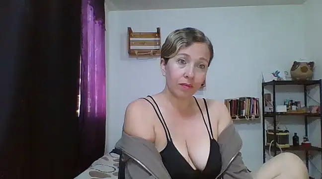 Snapshot of charlott_ponce chatting on February 7, 6:24 pm charlott ponce online show from February 7, 6:24 pm