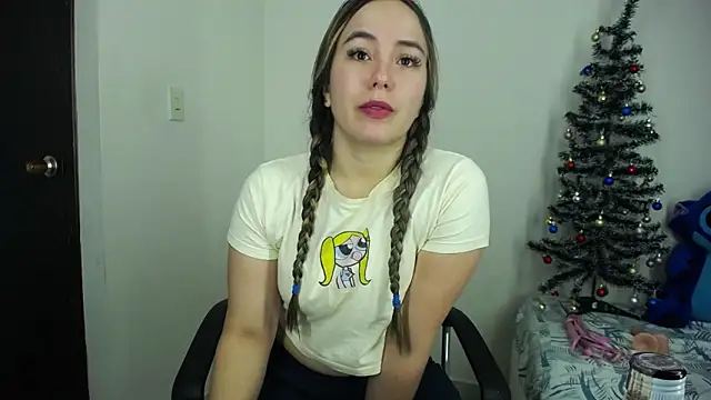 Snapshot of LauraSofia_Cam chatting on December 17, 9:04 am LauraSofia Cam online show from December 17, 9:04 am
