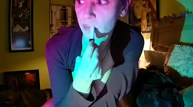 Snapshot of GardenGirl00 chatting on March 11, 4:21 am GardenGirl00 online show from March 11, 4:21 am