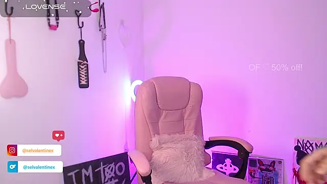 Snapshot of selvalentinex chatting on December 19, 2:40 am selvalentinex online show from December 19, 2:40 am