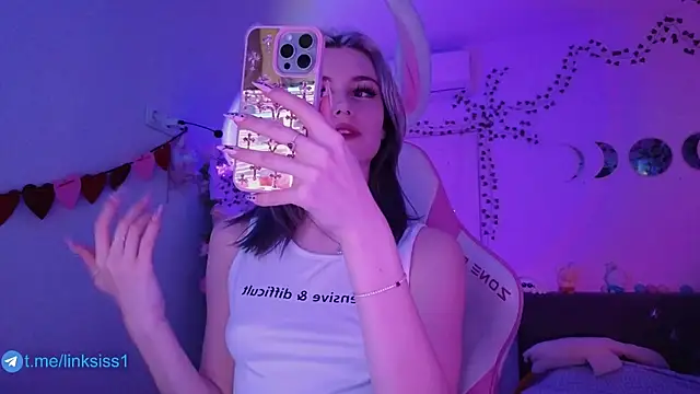 Snapshot of twicewetgirl chatting on April 9, 2:44 pm twicewetgirl online show from April 9, 2:44 pm