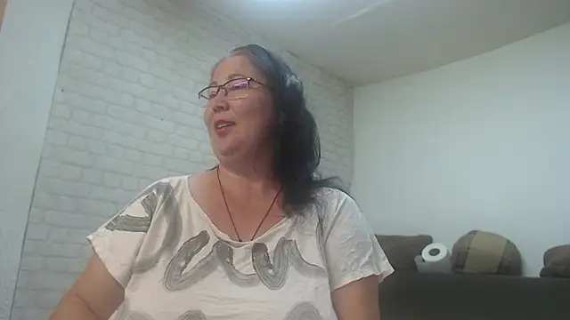 Snapshot of EmmaSquirt chatting on June 4, 5:46 am EmmaSquirt online show from June 4, 5:46 am