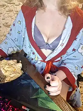 Snapshot of _Kitti_ chatting on December 15, 7:21 pm  Kitti  online show from December 15, 7:21 pm
