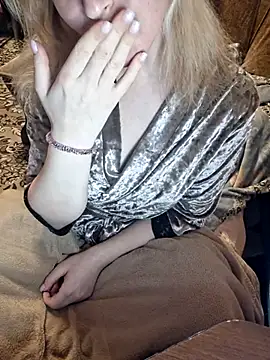 Snapshot of _Kitti_ chatting on March 17, 7:04 pm  Kitti  online show from March 17, 7:04 pm
