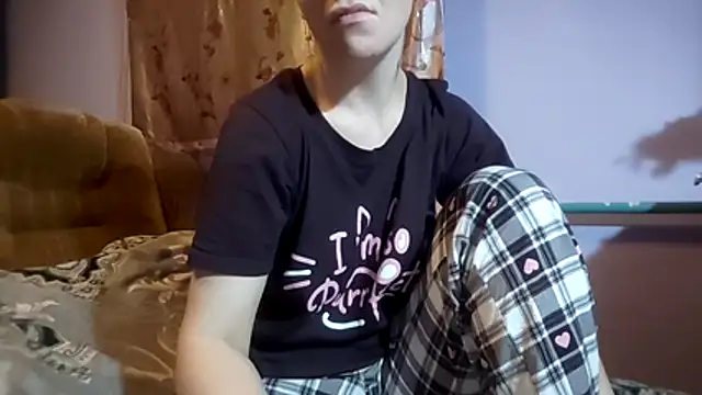 Snapshot of _Kitti_ chatting on December 3, 6:32 am Kitti online show from December 3, 6:32 am