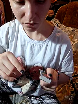 Snapshot of _Kitti_ chatting on December 5, 10:02 am Kitti online show from December 5, 10:02 am