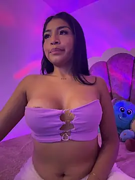 Snapshot of Pocahontascute_33 chatting on March 15, 8:26 am Pocahontascute 33 online show from March 15, 8:26 am