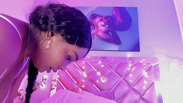 Aliisson Cruz online show from February 24, 7:41 pm