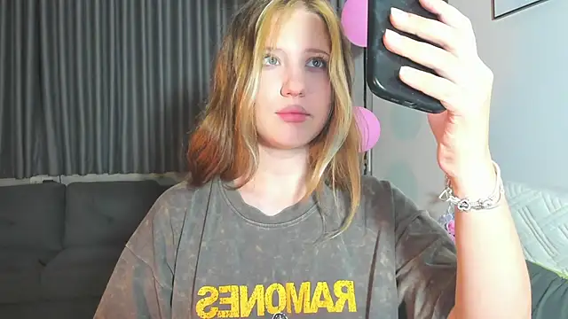 HanahCute online show from March 13, 9:26 pm