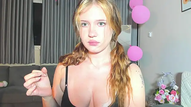 HanahCute online show from March 15, 6:43 pm