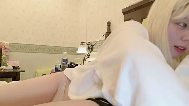 Snapshot of NANAchan_R chatting on February 18, 4:59 pm NANAchan R online show from February 18, 4:59 pm