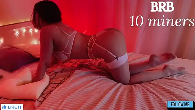 Snapshot of Emily_Gin chatting on May 18, 1:56 am Emily Gin online show from May 18, 1:56 am