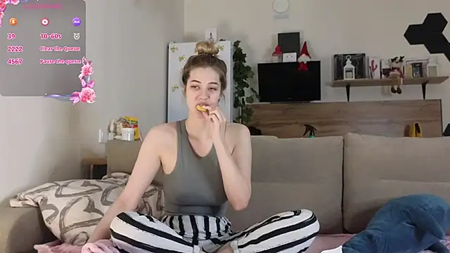 Girl alone home online show from January 29, 3:15 pm