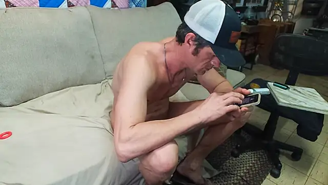 Snapshot of mowingman26 chatting on February 11, 5:47 am mowingman26 online show from February 11, 5:47 am