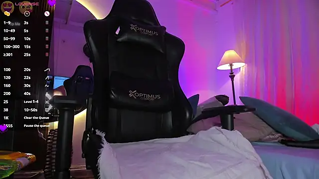 laura-hills18 online show from March 20, 4:09 pm