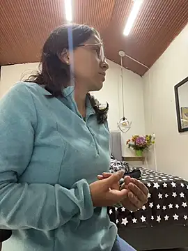 karlamorris  online show from April 22, 1:12 pm