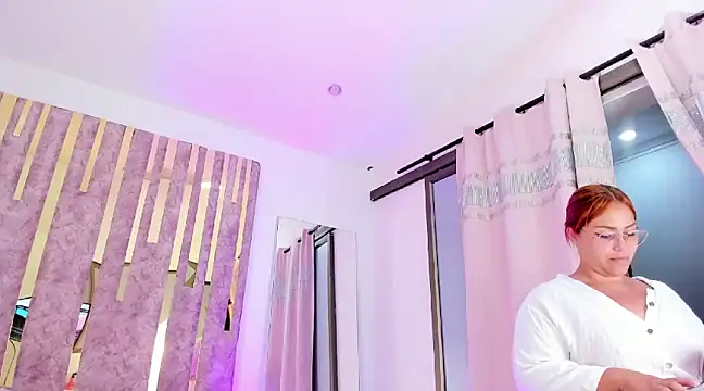 Snapshot of LeahxBarker chatting on January 9, 4:30 am LeahxBarker online show from January 9, 4:30 am