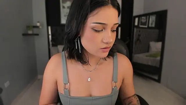 renee shelby  online show from March 25, 8:15 pm