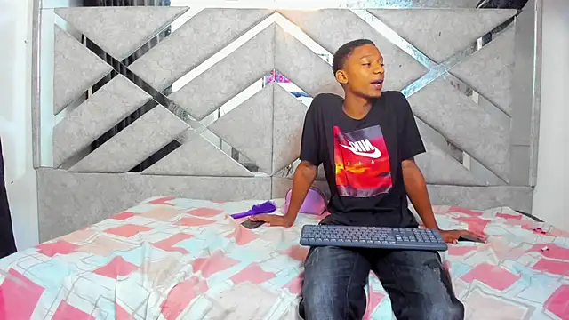 EvaxEmma online show from February 7, 12:50 pm