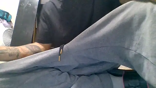 Snapshot of Houstonslong1 chatting on December 18, 12:11 pm Houstonslong1 online show from December 18, 12:11 pm