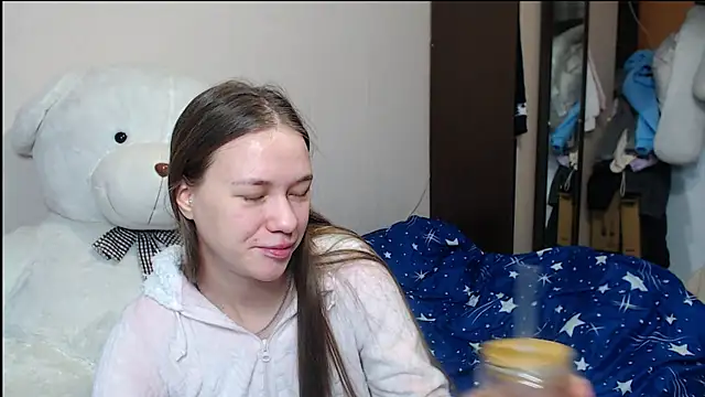 leila bambi  online show from January 25, 8:10 pm