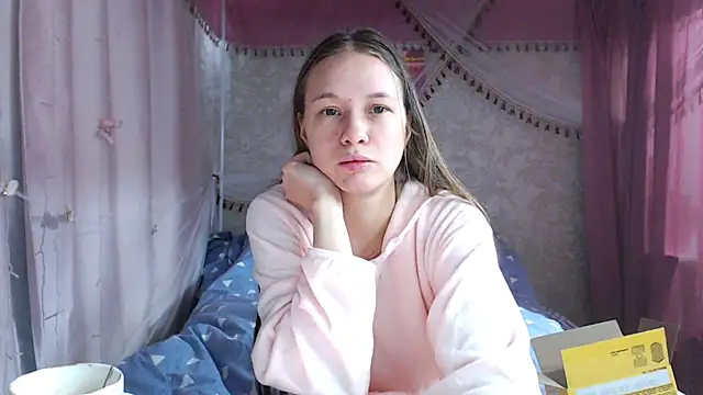 leila bambi  online show from January 14, 9:04 am