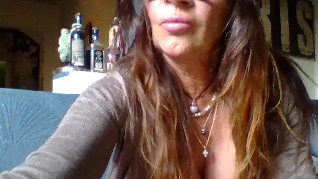 Snapshot of gildamilf chatting on June 10, 6:18 pm gildamilf online show from June 10, 6:18 pm