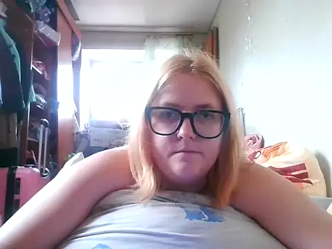 Snapshot of DesireMelissa chatting on October 13, 8:03 am DesireMelissa online show from October 13, 8:03 am