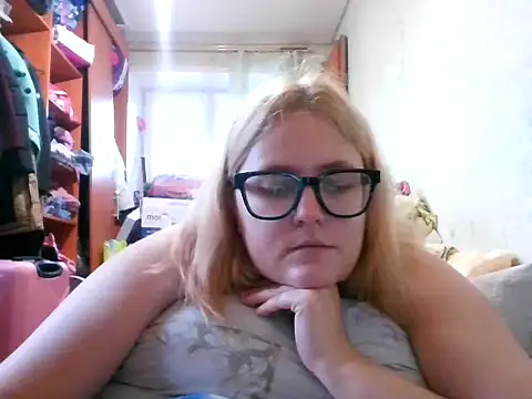 Snapshot of DesireMelissa chatting on October 17, 5:32 am DesireMelissa online show from October 17, 5:32 am