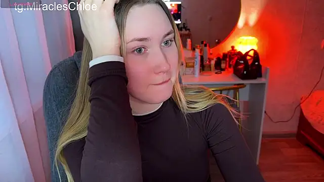 Snapshot of ChloeMillerMeow chatting on June 1, 10:33 pm ChloeMillerMeow online show from June 1, 10:33 pm
