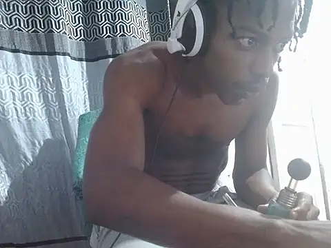 Larry-n-clouds online show from December 20, 5:03 am