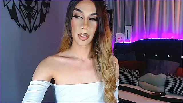 Snapshot of camila_hootie chatting on December 15, 3:13 am camila hootie online show from December 15, 3:13 am