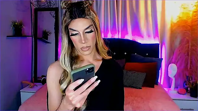 Snapshot of camila_hootie chatting on December 22, 3:44 am camila hootie online show from December 22, 3:44 am