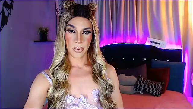 Snapshot of camila_hootie chatting on December 23, 4:01 am camila hootie online show from December 23, 4:01 am