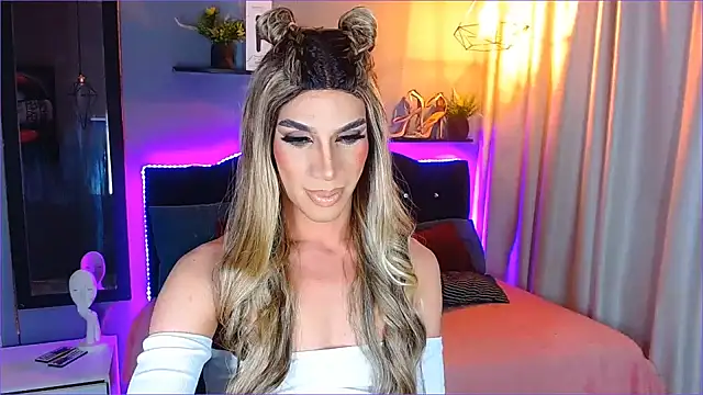 Snapshot of camila_hootie chatting on December 24, 3:16 am camila hootie online show from December 24, 3:16 am