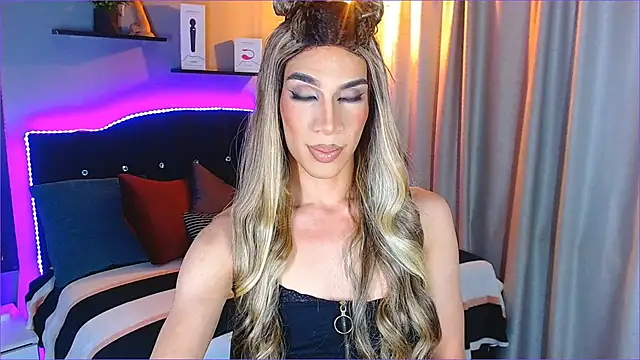 Snapshot of camila_hootie chatting on December 28, 3:04 am camila hootie online show from December 28, 3:04 am