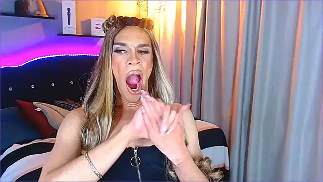 Snapshot of camila_hootie chatting on December 28, 7:00 am camila hootie online show from December 28, 7:00 am