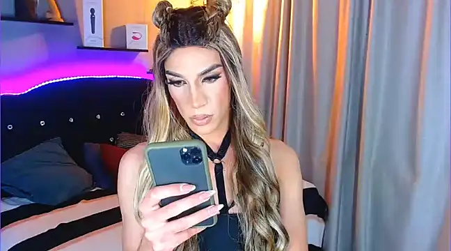 Snapshot of camila_hootie chatting on December 29, 10:56 am camila hootie online show from December 29, 10:56 am