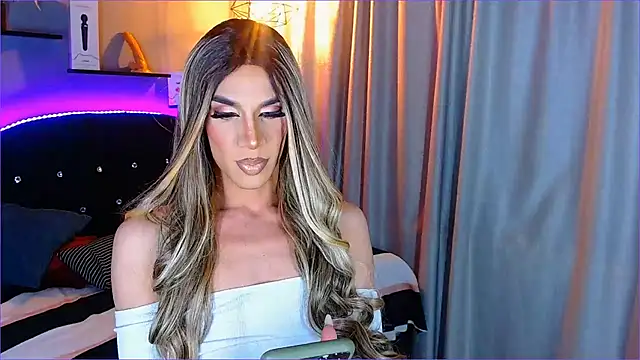 Snapshot of camila_hootie chatting on January 4, 3:18 am camila hootie online show from January 4, 3:18 am