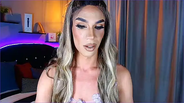 Snapshot of camila_hootie chatting on January 19, 3:29 am camila hootie online show from January 19, 3:29 am