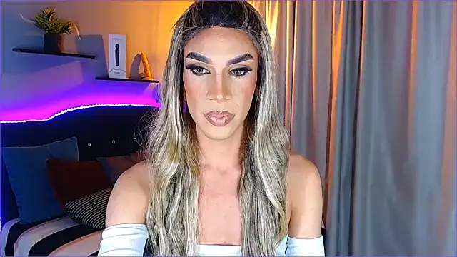 Snapshot of camila_hootie chatting on January 21, 3:37 am camila hootie online show from January 21, 3:37 am