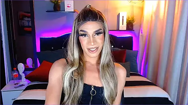 Snapshot of camila_hootie chatting on January 23, 8:25 am camila hootie online show from January 23, 8:25 am