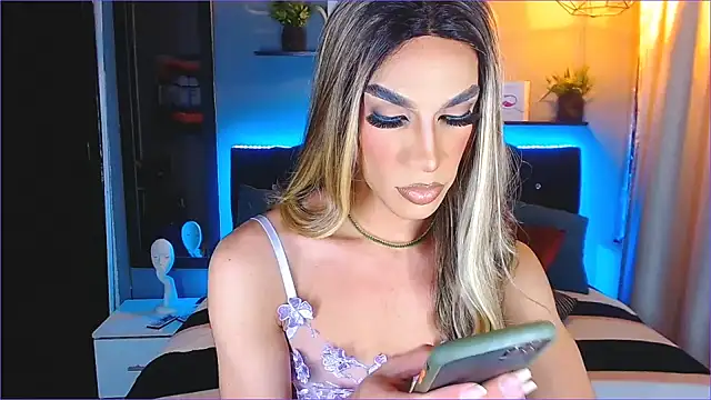 Snapshot of camila_hootie chatting on January 24, 3:43 am camila hootie online show from January 24, 3:43 am