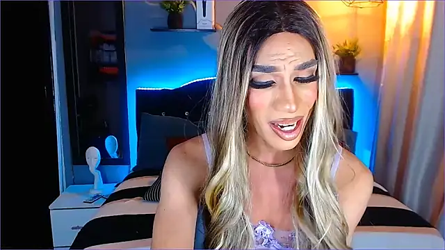 Snapshot of camila_hootie chatting on January 24, 8:13 am camila hootie online show from January 24, 8:13 am