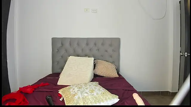 Nicol Swift  online show from February 6, 2:55 am