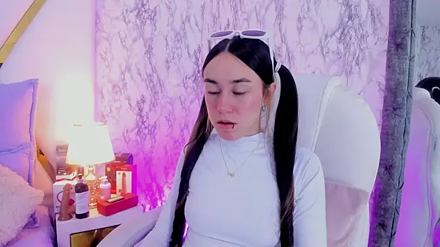 Athziry  online show from January 19, 7:15 am