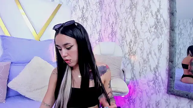 Athziry  online show from February 6, 11:15 pm