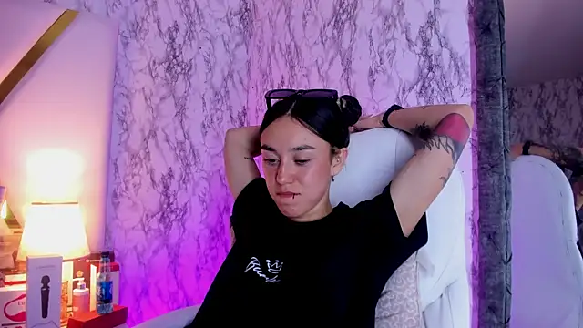 Athziry  online show from February 28, 8:50 pm